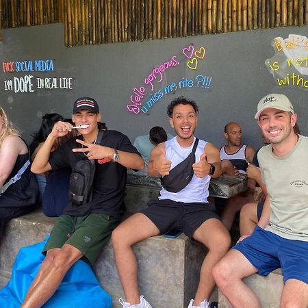 Hostel Stellar Capsules Seminyak Exterior foto The crew of the film