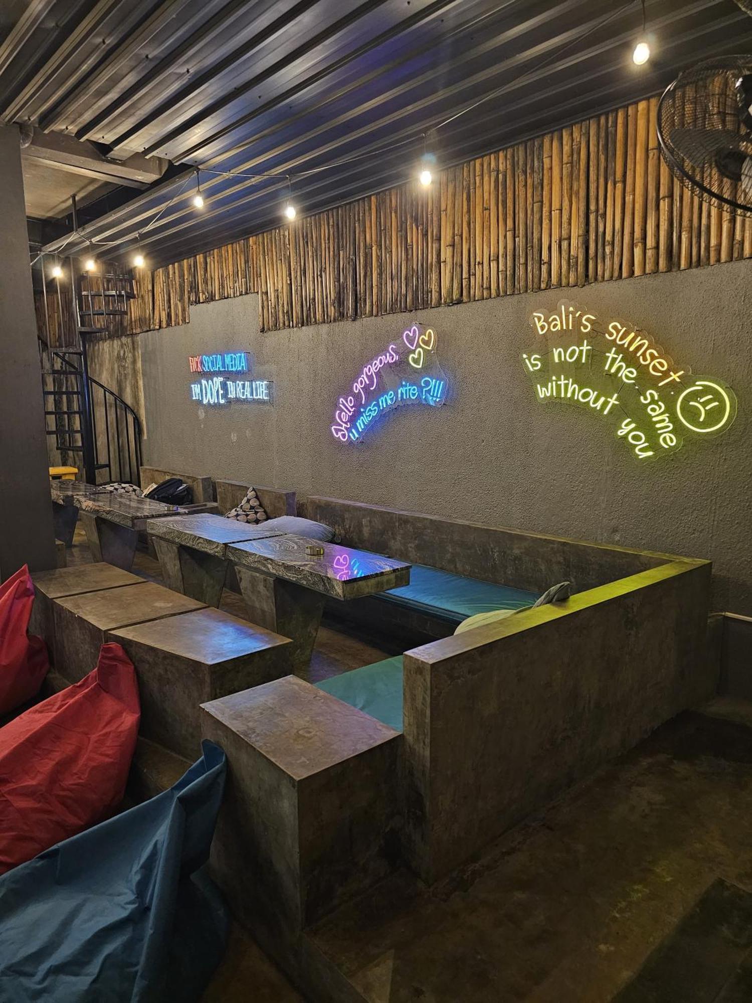 Hostel Stellar Capsules Seminyak Exterior foto The interior of a restaurant in Bali