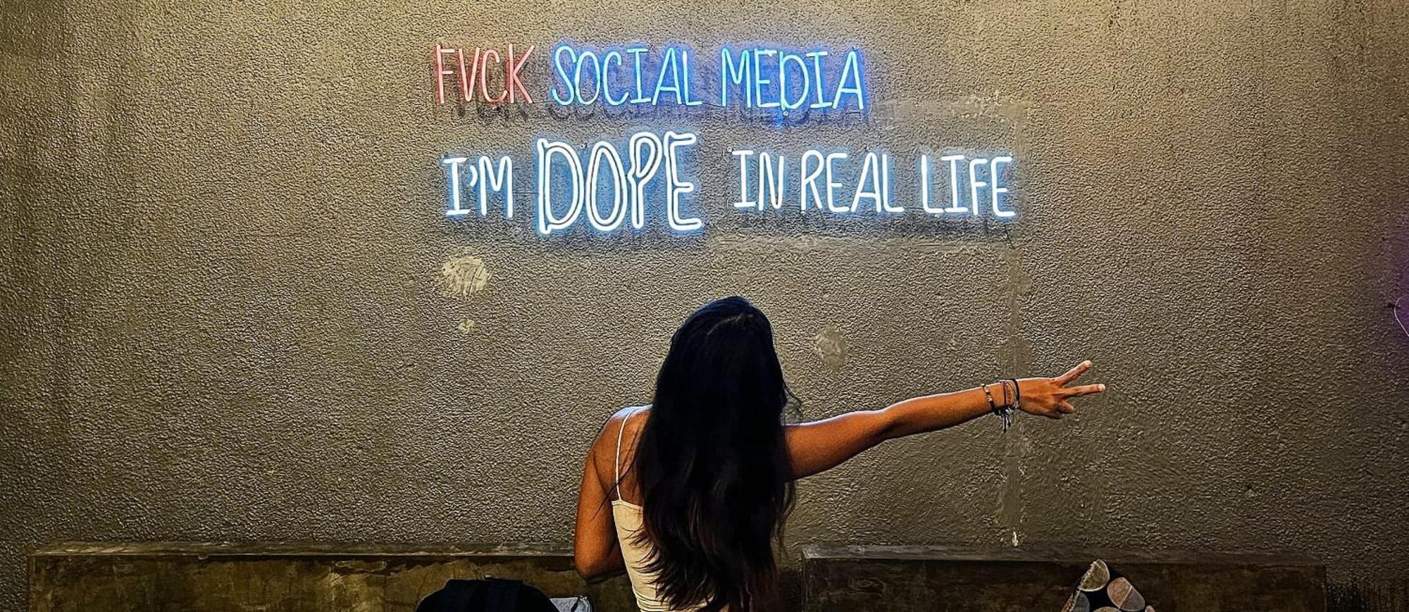 Hostel Stellar Capsules Seminyak Exterior foto A woman in front of a neon sign