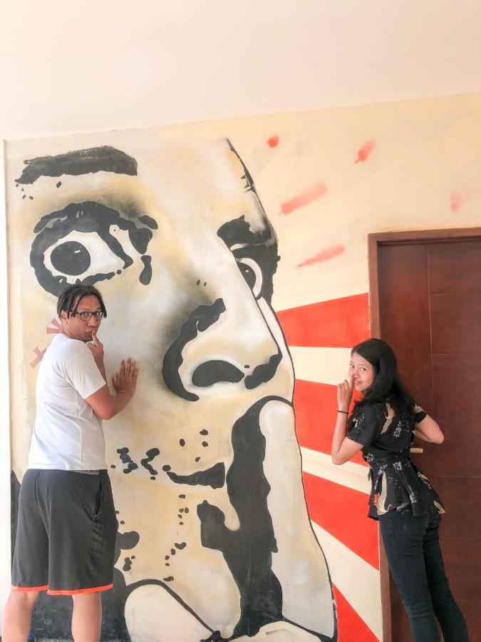 Hostel Stellar Capsules Seminyak Exterior foto Visitors at the museum