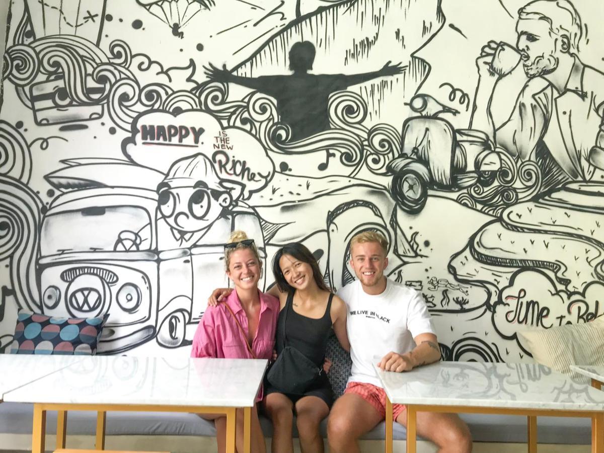 Hostel Stellar Capsules Seminyak Exterior foto The Hip Project mural