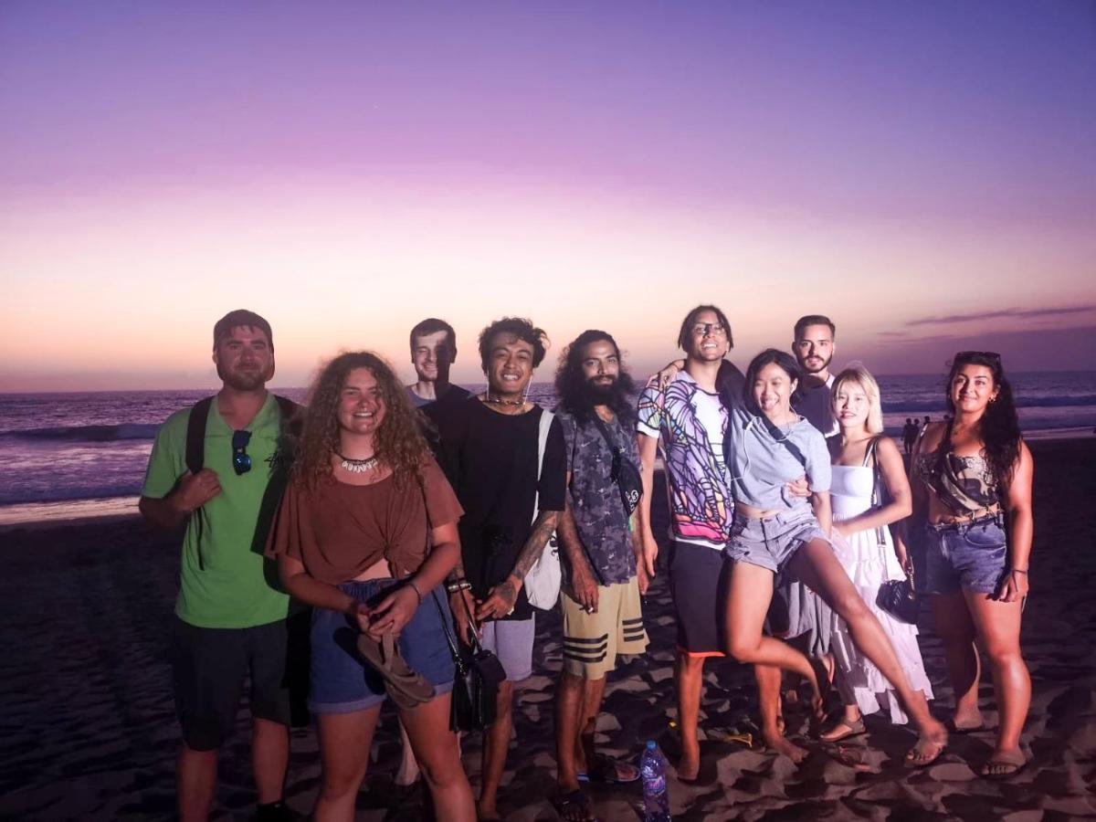Hostel Stellar Capsules Seminyak Exterior foto The cast of the film