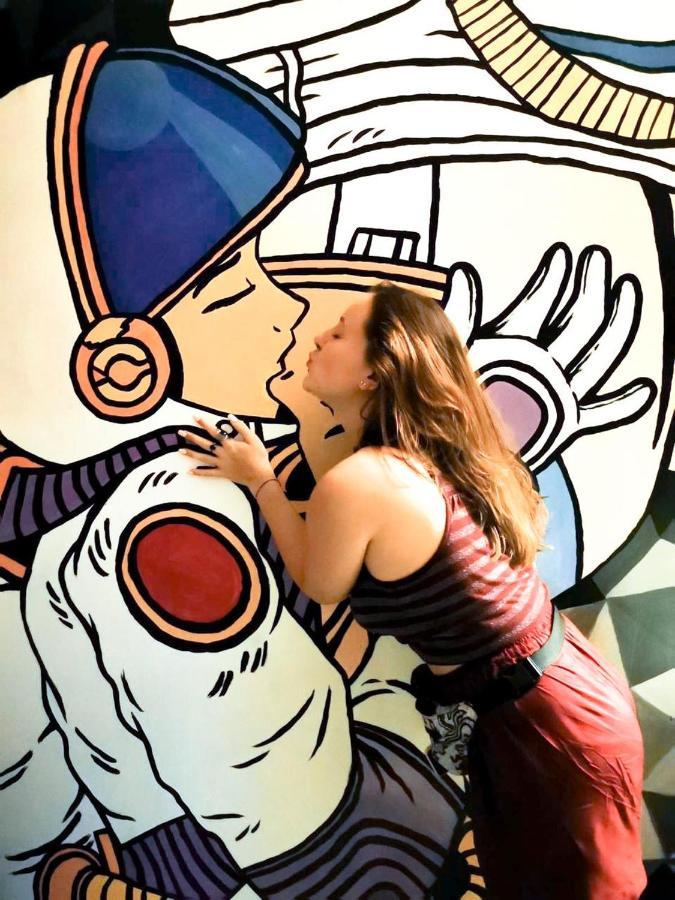 Hostel Stellar Capsules Seminyak Exterior foto Artist working on a mural