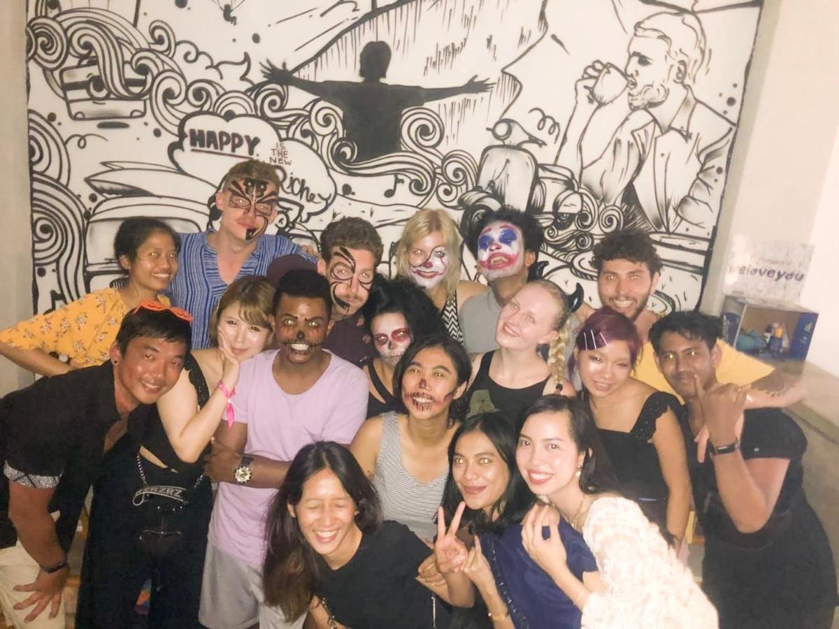 Hostel Stellar Capsules Seminyak Exterior foto The 2019-2020 board of the Queer Student Union
