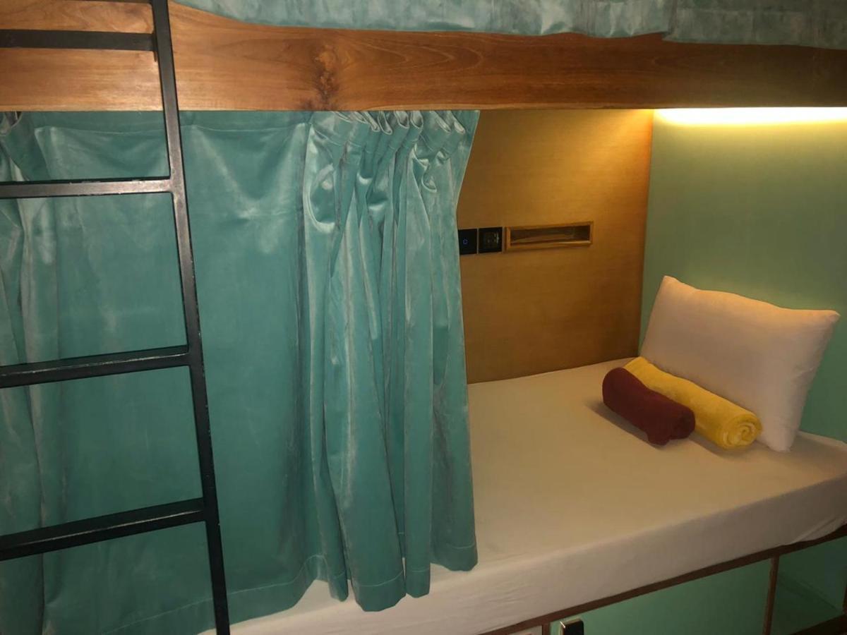 Hostel Stellar Capsules Seminyak Exterior foto A bunk bed in a hostel