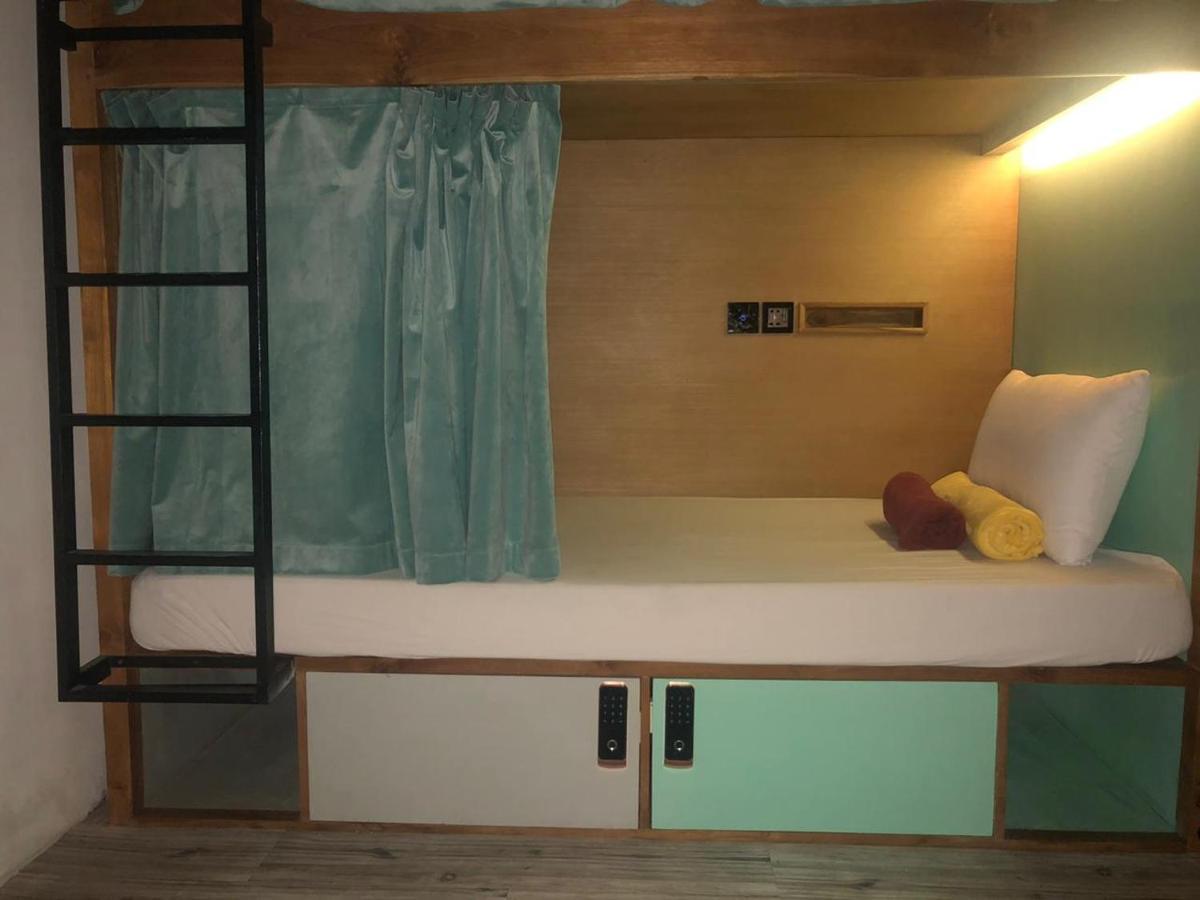 Hostel Stellar Capsules Seminyak Exterior foto A bunk bed