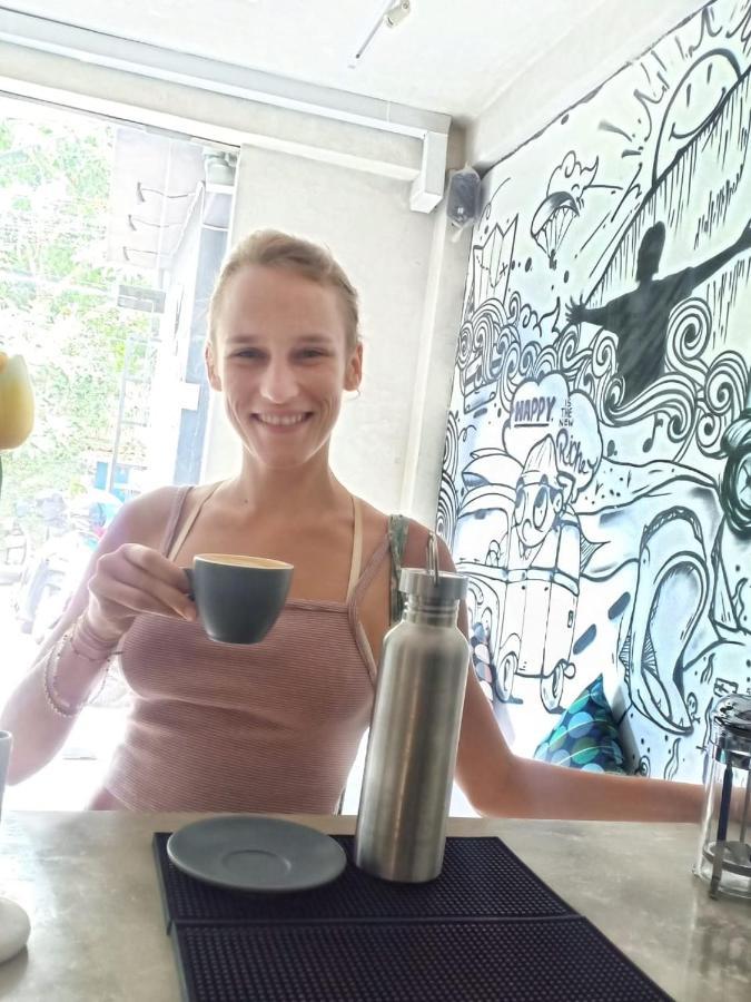 Hostel Stellar Capsules Seminyak Exterior foto A woman drinking coffee