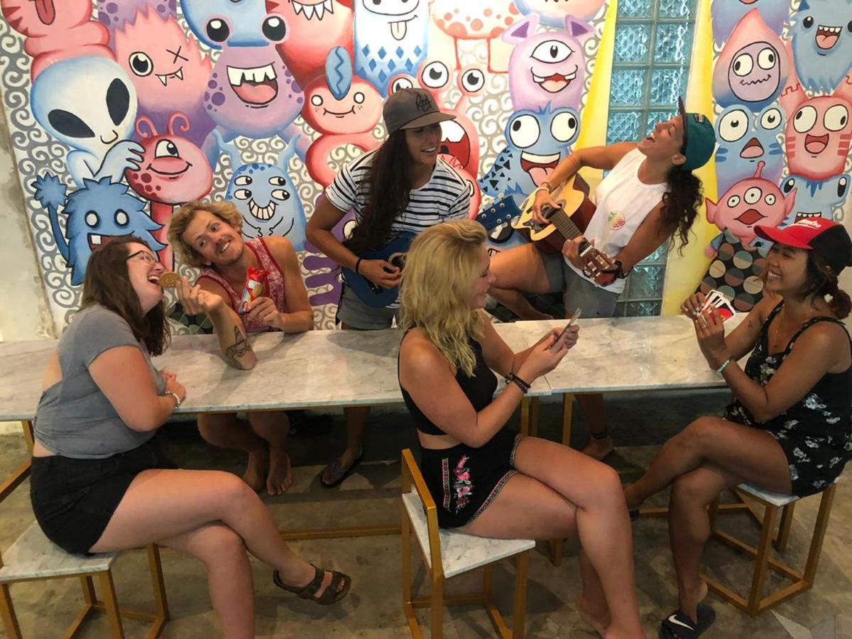 Hostel Stellar Capsules Seminyak Exterior foto The cast of the podcast in 2019