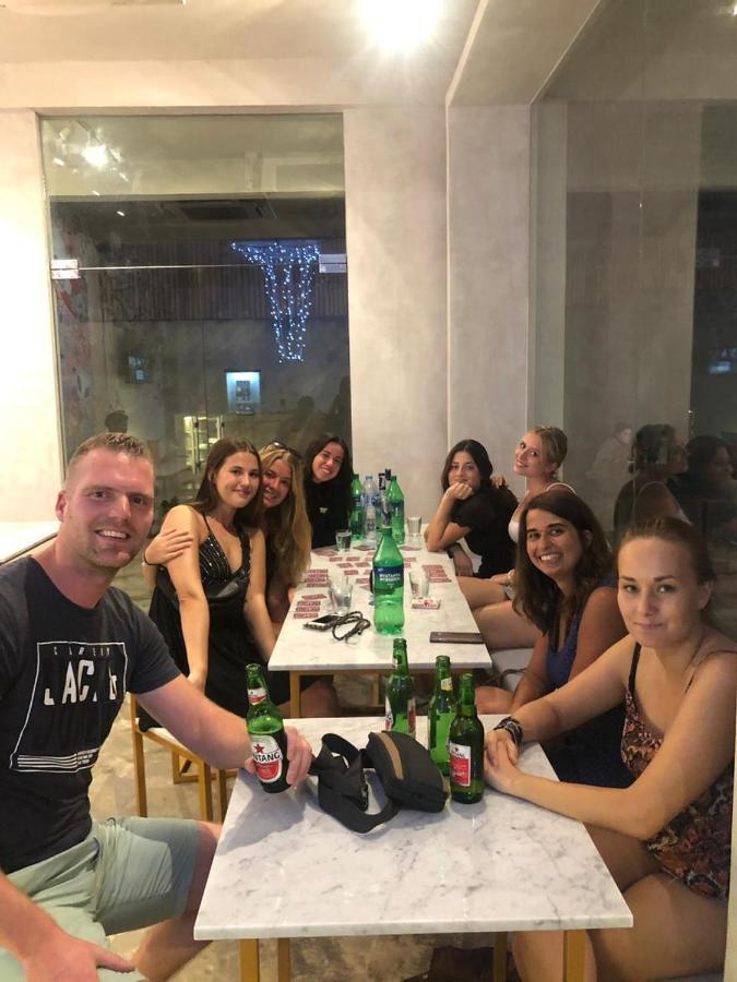 Hostel Stellar Capsules Seminyak Exterior foto A group of students at the University of Split