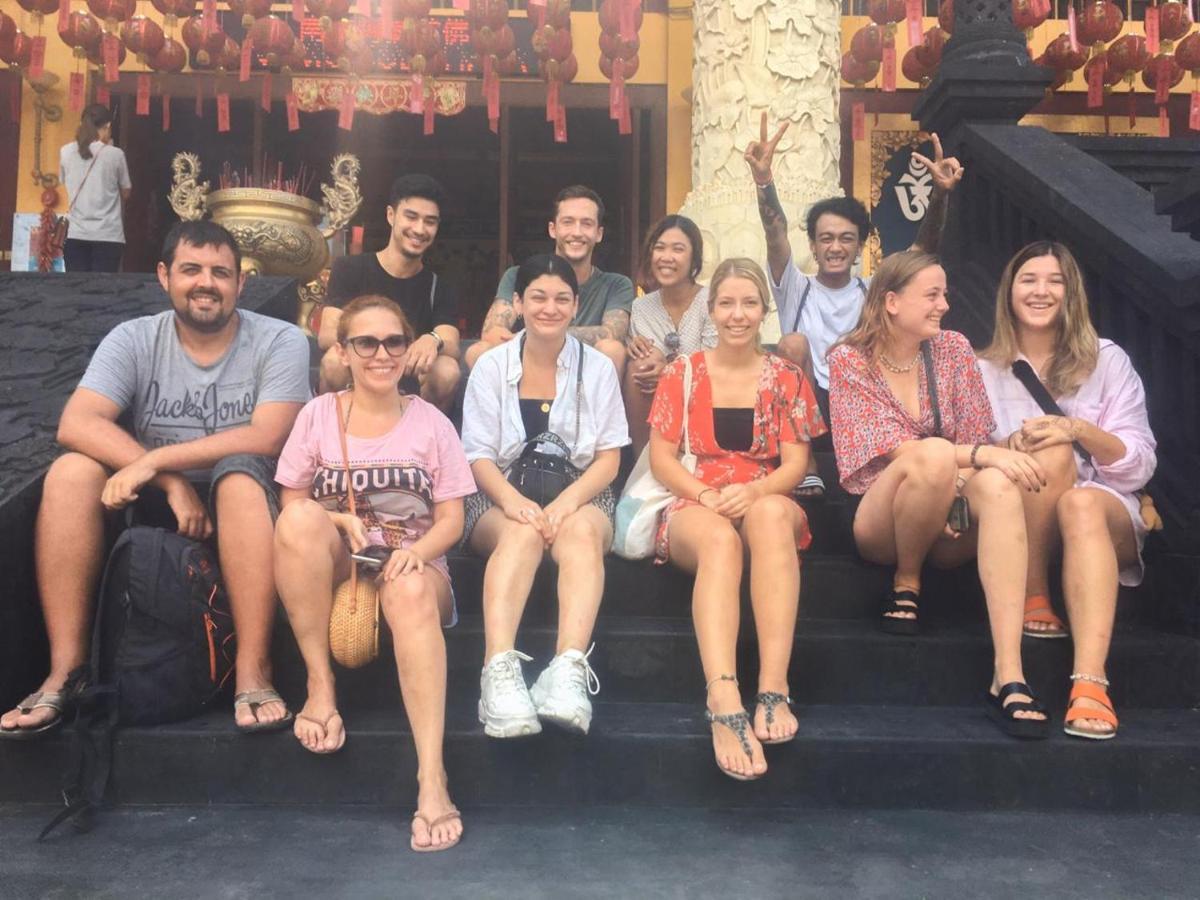 Hostel Stellar Capsules Seminyak Exterior foto The cast of The Real L Word