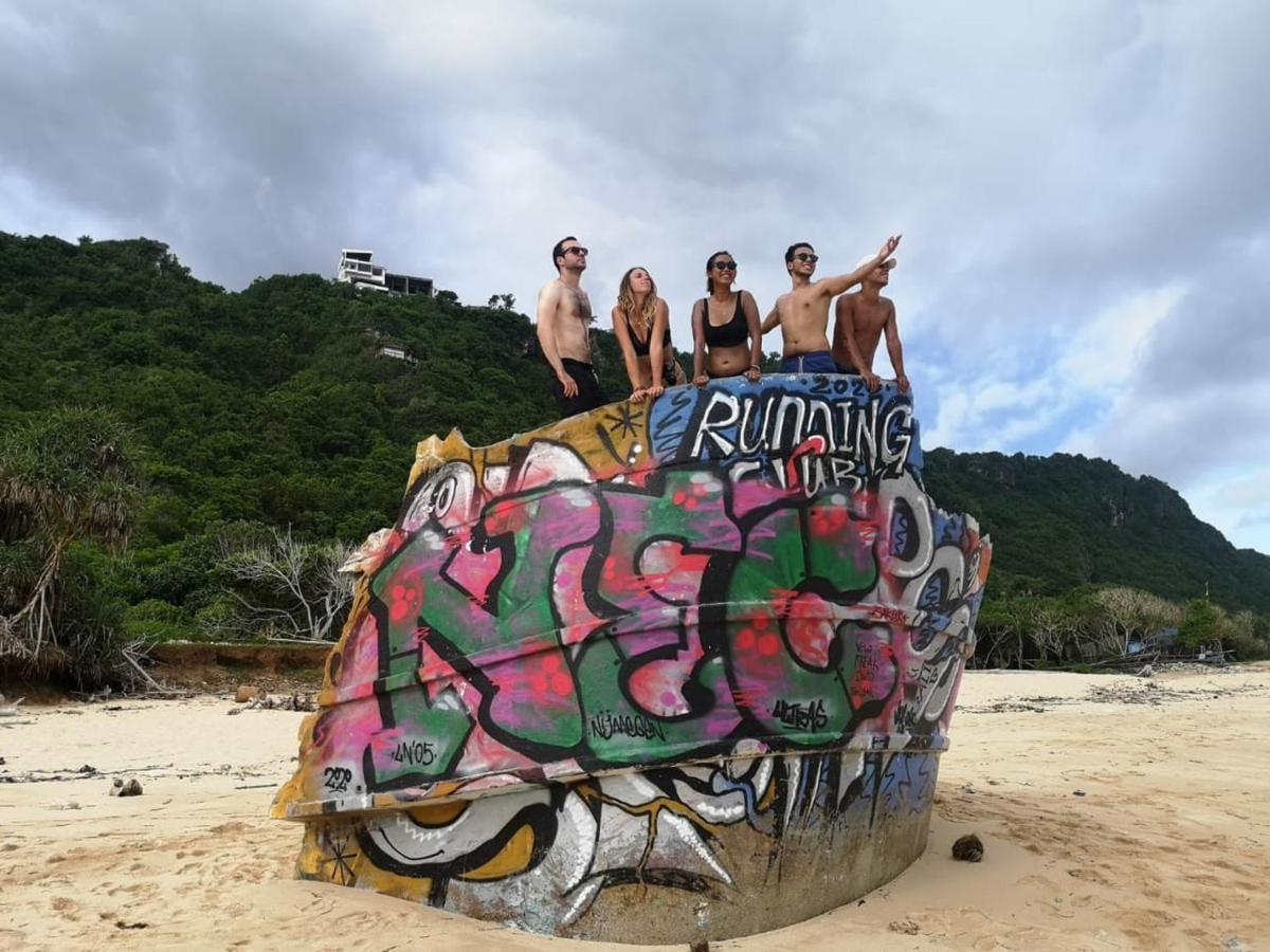Hostel Stellar Capsules Seminyak Exterior foto The Rock at the beach