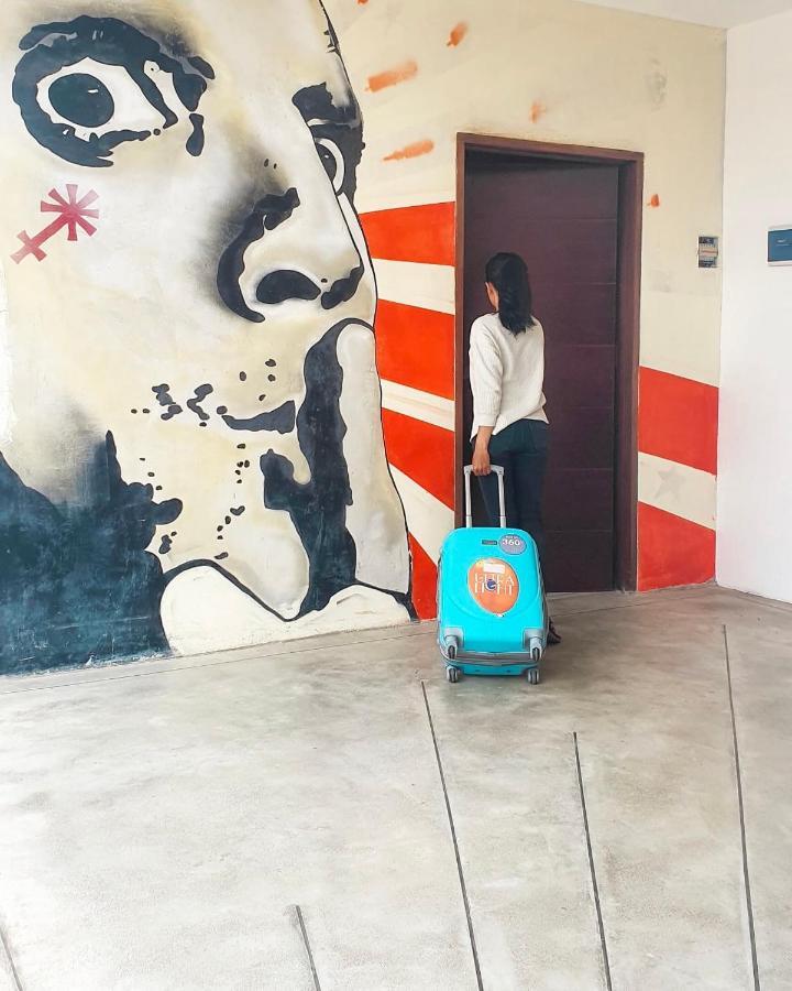 Hostel Stellar Capsules Seminyak Exterior foto A woman with a suitcase