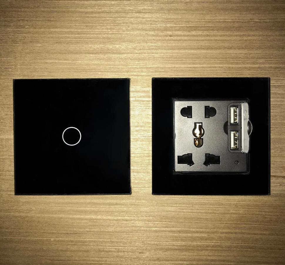 Hostel Stellar Capsules Seminyak Exterior foto A wall-mounted USB charger
