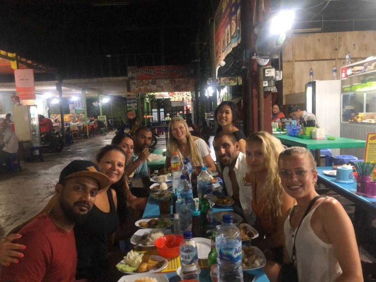 Hostel Stellar Capsules Seminyak Exterior foto Foreign tourists at a restaurant in Phnom Penh