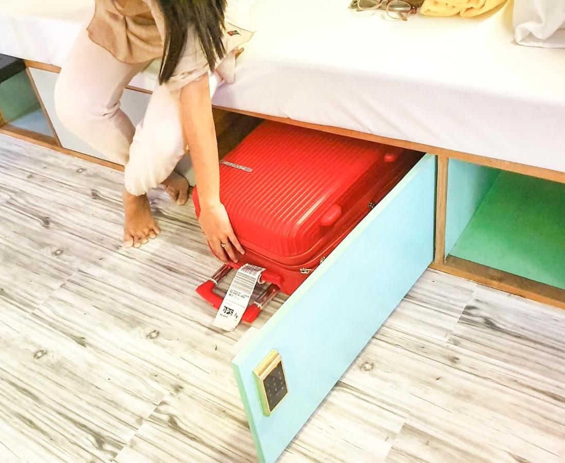 Hostel Stellar Capsules Seminyak Exterior foto Luggage being placed in a hotel room